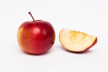 olgun kırmızı elma beyaz arkaplanda izole.