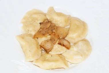 Patates püresi ve kızarmış pastırmalı börek.