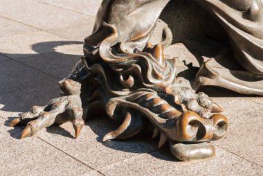 Açık havada demir bir ejderhanın kafası. Yakın plan..