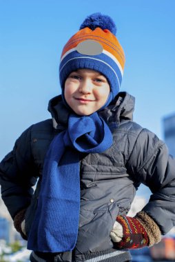 Açık havada kışın sevimli bir çocuğun portresi.