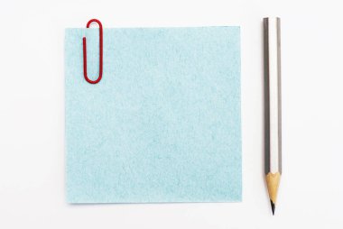 Beyaz arkaplanda notlar ve kalem için sayfa