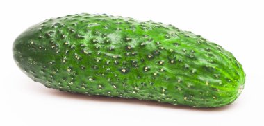 Beyaz arka planda taze yeşil salatalık