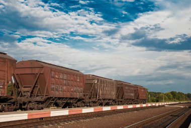 Birçok yük vagonu birbirine bağlandı.
