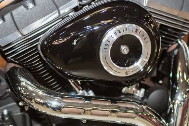 Krom motor parçaları kapatın.