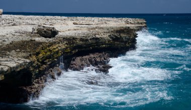 Kaya oluşumları ve Devils bridge - 3 yakınındaki Akuamarin suları