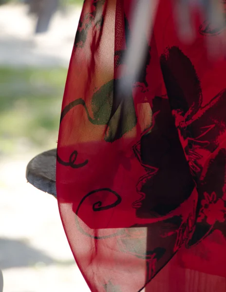 ヤシの葉の傘の下でぶら下がっている赤いサロン — ストック写真