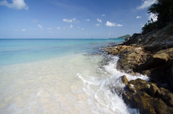 Hermosas rocas, arenas y aguas de Cocobay playa - 2 —  Fotos de Stock