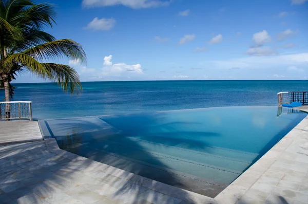 Beautiful Caribbean sunrise next to an infinity pool — Stock Photo, Image