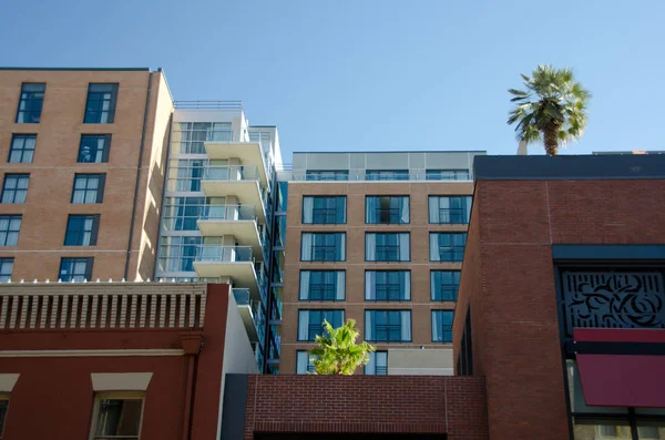 Xterior details of buildings in Gaslamp quarter, with palm trees — Stock Photo, Image