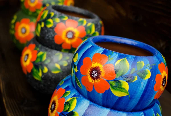 Pila de macetas de cerámica mexicana, fondo azul y gris — Foto de Stock