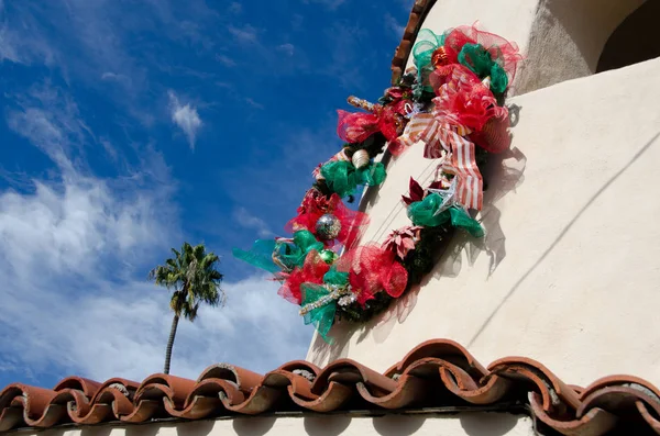 Edificio de palmas y decoración navideña en pueblo español —  Fotos de Stock