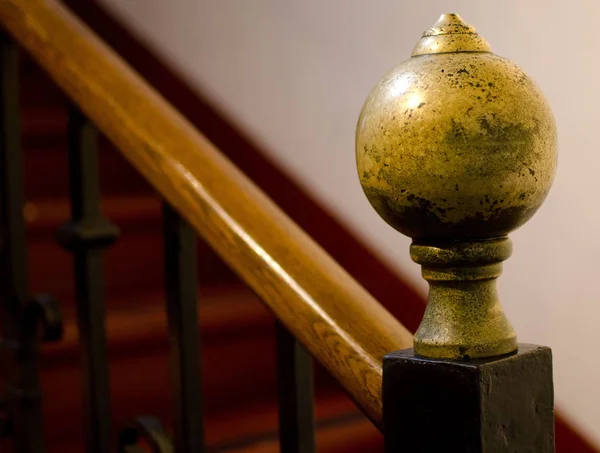 Bronzen decoraton op een trap — Stockfoto
