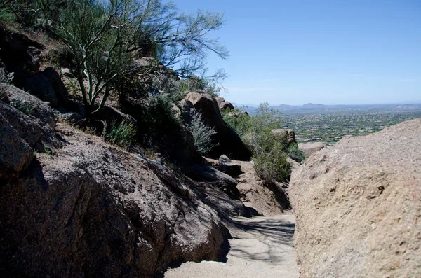 El sendero pasa entre rocas de granito en el pico Pinnacle — Foto de Stock