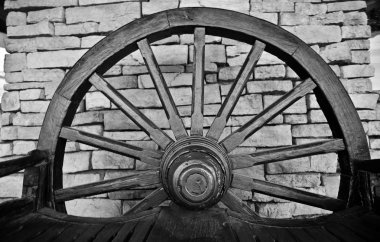 Tekerlek şeklindeki Oldtown bir sokakta bir Bank arkası