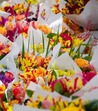Süsen ve Lale buketleri Redmond çiftçi pazar içinde