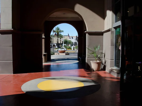 Colorido callejón en las sombras cerca de Marshal Way, Scottsdale —  Fotos de Stock