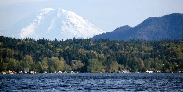 Sammamish Lake met Rainier op achtergrond — Stockfoto