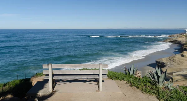 Alone bench facing surf near Childrens Pool in La Jolla — Stock Photo, Image