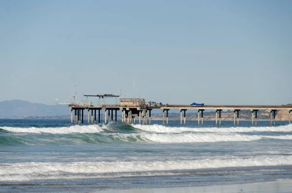 Strong surf under Ellen Browning Scripps Memorial Pier — Stock Photo, Image