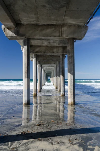 Colunas sob Ellen Browning Scripps Memorial Pier — Fotografia de Stock