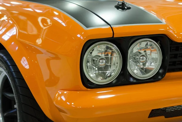 Detalhes exteriores dianteiros de um carro esporte — Fotografia de Stock