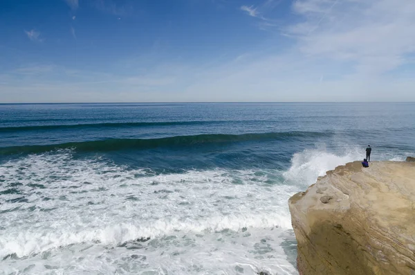 Sunset Cliffs 'te sörf yapmak doğal parktır. — Stok fotoğraf