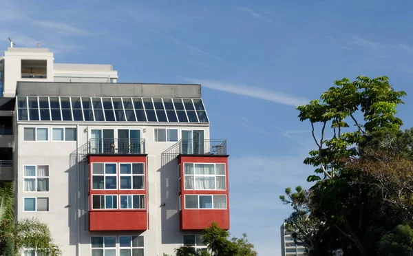 Reflejos rojos en el exterior de un edificio de apartamentos en Little Italy n — Foto de Stock