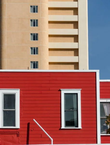 Reflejos rojos en el exterior de un edificio de apartamentos en Little Italy n — Foto de Stock