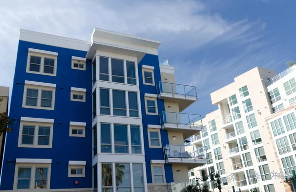 Edificio de condominio azul brillante en el barrio Little Italy — Foto de Stock