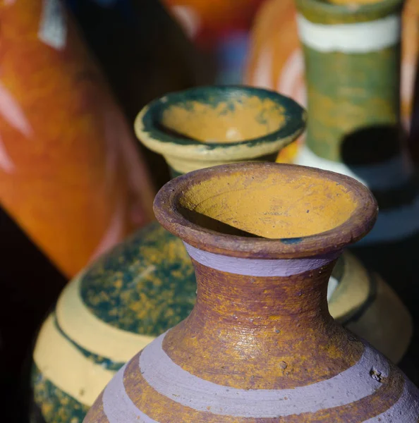 Meksykańskie ceramiczne garnki z wysokimi szyjami na targu na Starym Mieście — Zdjęcie stockowe