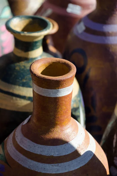 Ollas de cerámica mexicanas con cuellos altos en el mercado en el casco antiguo —  Fotos de Stock