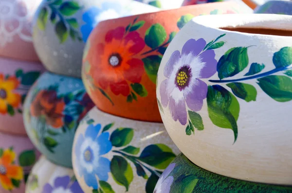 Stos dużych meksykańskich garnków ceramicznych na targu na Starym Mieście — Zdjęcie stockowe