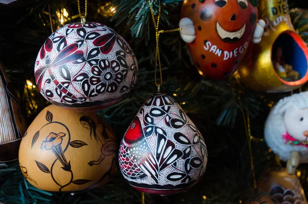 Variété de décorations d'arbres de Noël rouges dans la vieille ville — Photo