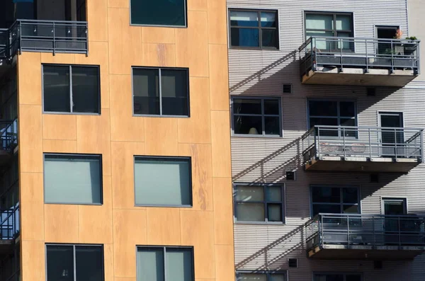 Yelow highlights in exterior of a condo building in Little Italy 로열티 프리 스톡 사진