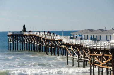 Bir Noel sabahı Crystal Pier yakınlarında sörf yapmak