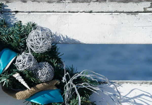 Рождественские украшения, висящие на белой поручне на Хрустальном пирсе — стоковое фото