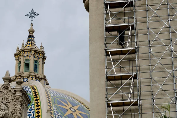 Scaffolding δίπλα στο καμπαναριό Bell στο πάρκο Balboa — Φωτογραφία Αρχείου