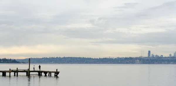 Beachgoers at Kirkland  Marina pier — Stock Photo, Image