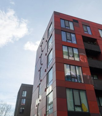 Redmond 'daki yeni apartmanlara güneş ışığı vurgulanıyor