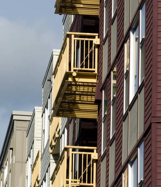 Paredes del edificio de apartamentos en Redmond Centro de la ciudad resaltado b — Foto de Stock