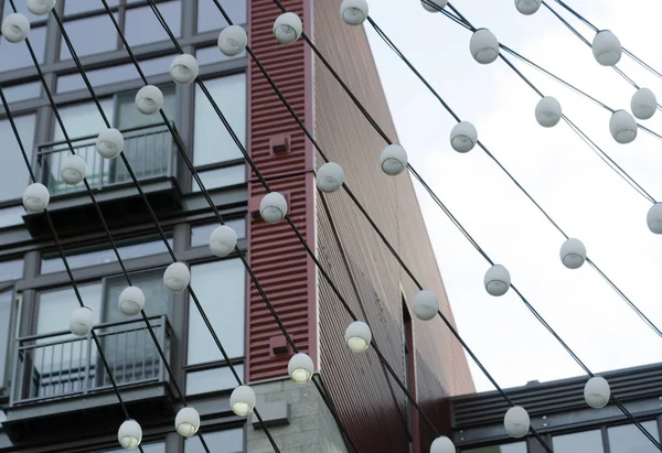 Cadena de lámparas funcionando de edificio alto en Redmond ciudad cente — Foto de Stock