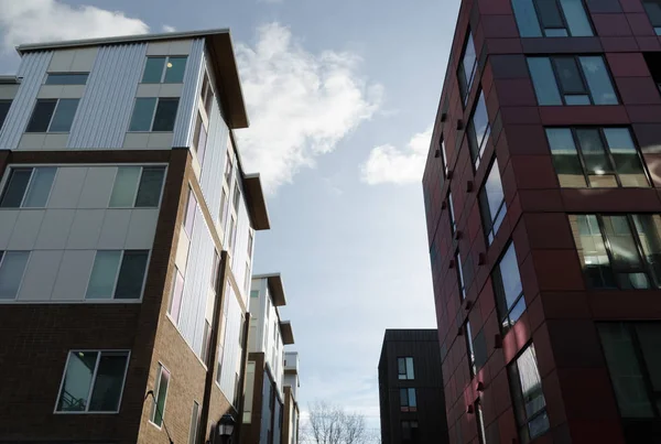 Sol destaca en nuevos edificios de apartamentos en Redmond — Foto de Stock