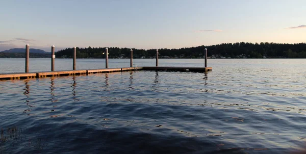 Günbatımı ışıkları Marymoor Parkı yakınlarındaki Sammamish Landing 'de bir rıhtımda