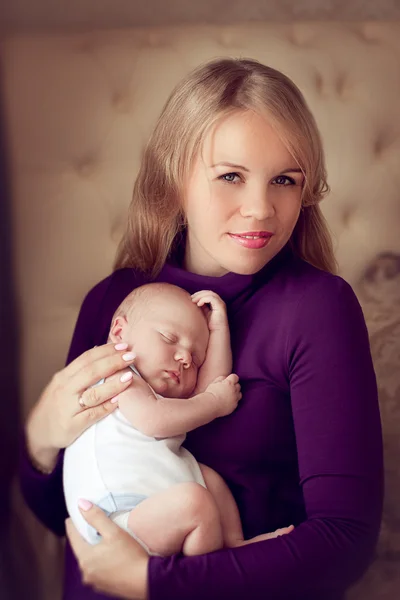 Joven hermosa madre sosteniendo durmiendo bebé recién nacido en las manos en —  Fotos de Stock