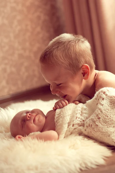 Branco europeu menino 5 anos se comunica com ela recém-nascido irmão — Fotografia de Stock