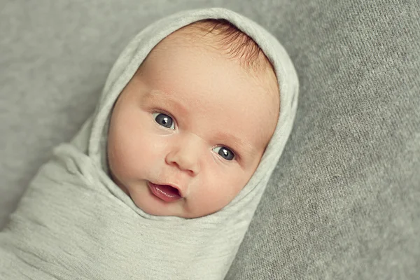 Um bebê recém-nascido tem 9 dias de idade embrulhado em um pano cinza como um Russ — Fotografia de Stock