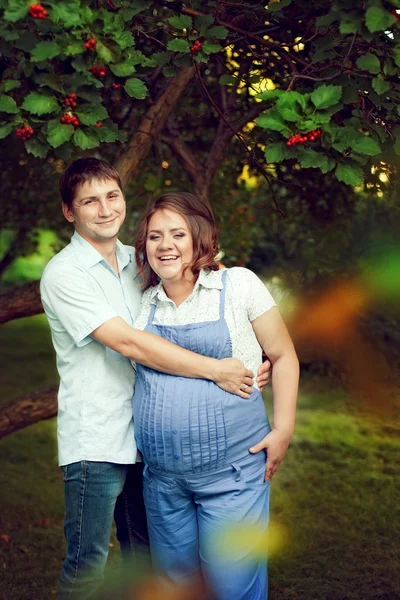 Šťastný pár čeká dítě chodí v létě v krásné Par — Stock fotografie