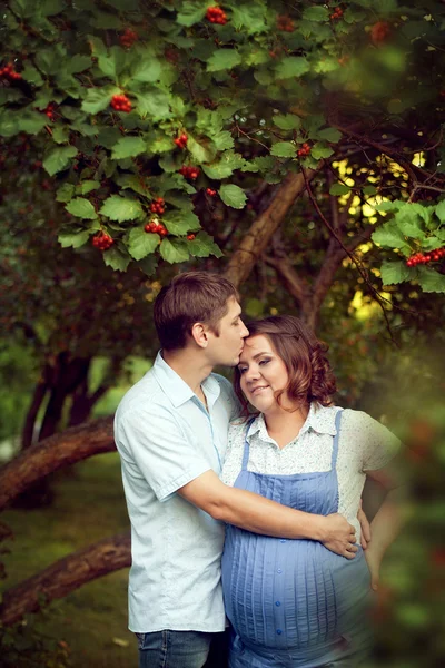 Glückliches Paar erwartet ein Baby Spaziergänge im Sommer in einem schönen Par — Stockfoto
