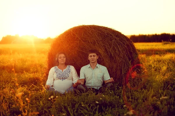 Glückliches Paar Mann und Frau meditieren über die Natur in der Nähe der ha — Stockfoto