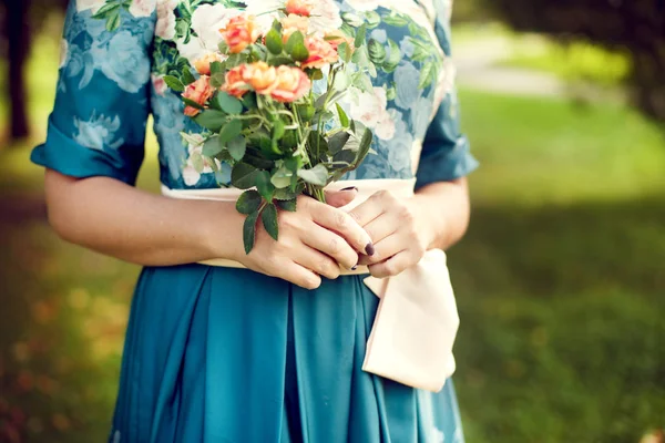 yaz bir buket çiçek elbise, zekâ parkta tutan kadın